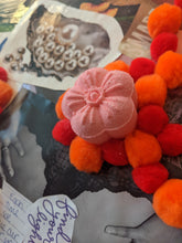 Load image into Gallery viewer, Fizzy Bath Bomb - Peaches and Pearls Eureka
